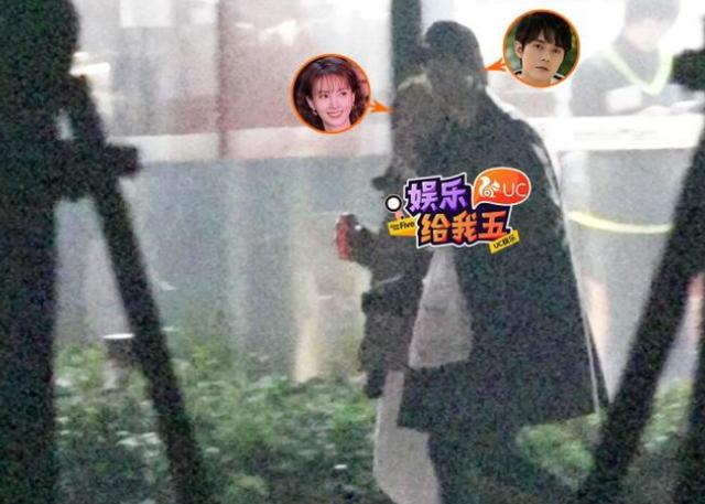 组图:新恋情?金晨与好男儿张超深夜出街 一起买肥宅水显甜蜜
