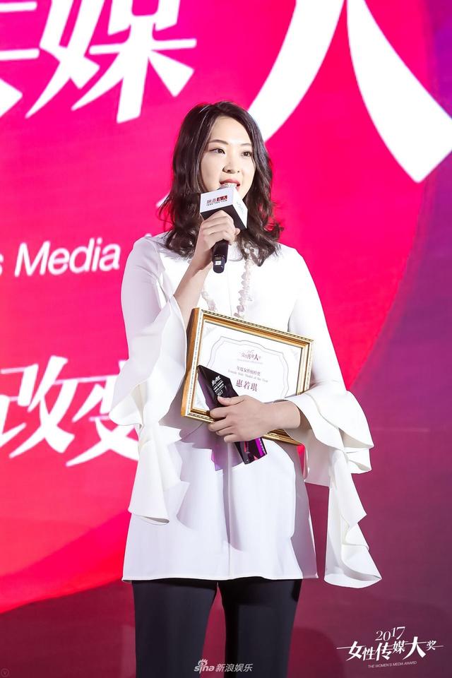 前女排队长惠若琪黑白套装优雅现身 长发妩媚温婉动人