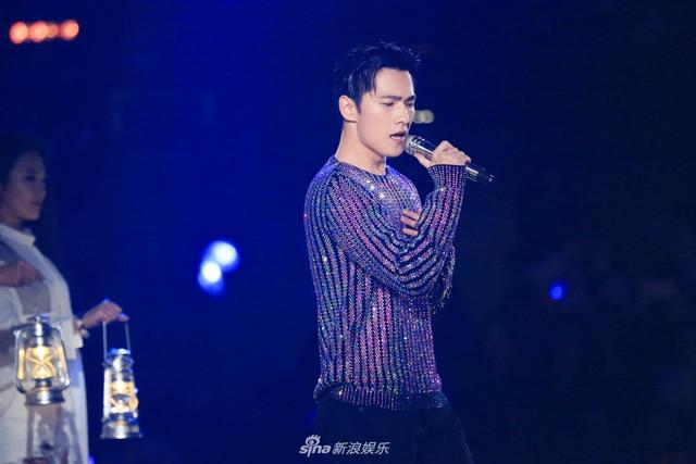43:39 新浪娱乐 摘要:12月31日,杨洋亮相湖南卫视2017-2018年跨年演唱