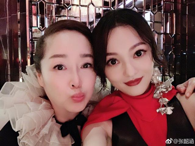 张韶涵避开媒体参加阿娇婚礼 穿红裙合影新娘子超养眼