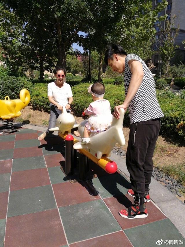 陶昕然何建泽女儿满周岁 三口之家画面温馨