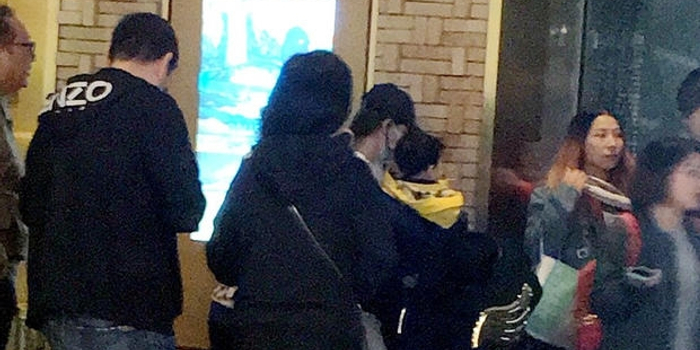 Baby上海工作带儿子同行 小海绵可爱侧脸曝光