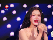 组图：虞书欣东方卫视跨年再唱《失忆》 动情演绎梦回小兰花