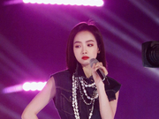 组图：宋茜穿连体牛仔装唱跳《闪闪惹人爱》 甜辣酷飒气场全开