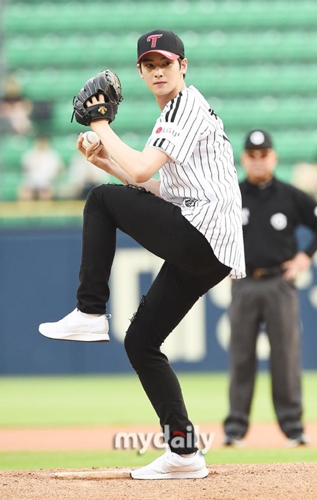 astro车银优为棒球赛开球 动作利落帅气