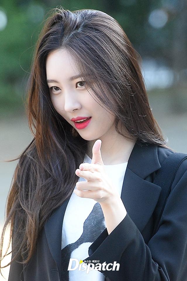 9           新浪娱乐讯 9月1日,韩国女歌手宣美前往汝矣岛kbs新馆