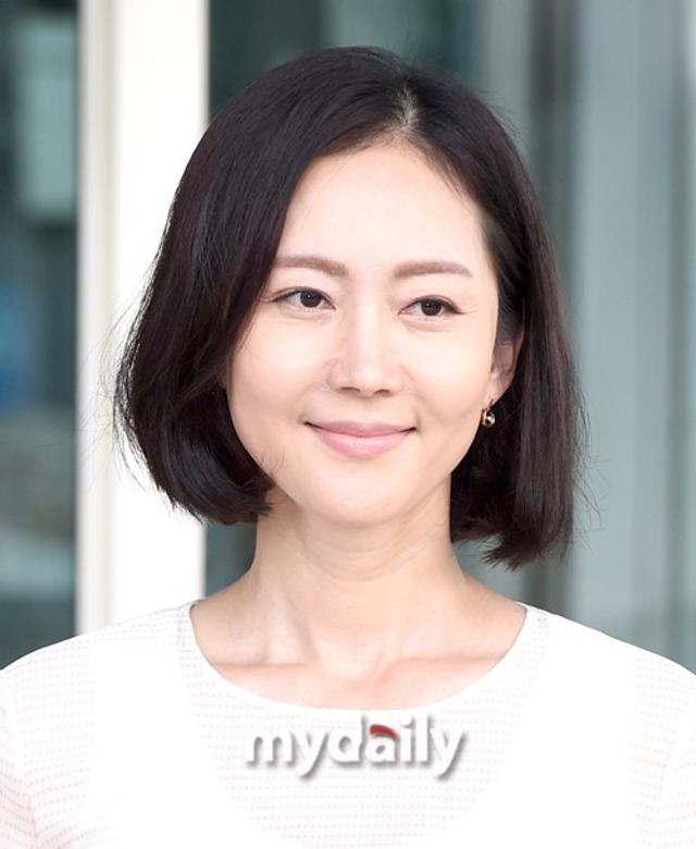 廉晶雅现身仁川机场 白色长裙步伐优雅轻快前往曼谷