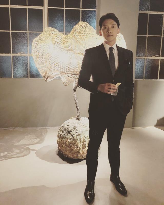 韩国歌手rain今天在社交网站发布一张他在室外游泳场拍摄的照片,展示