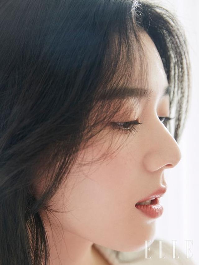 郑恩彩拍写真 眉毛浓密有个性