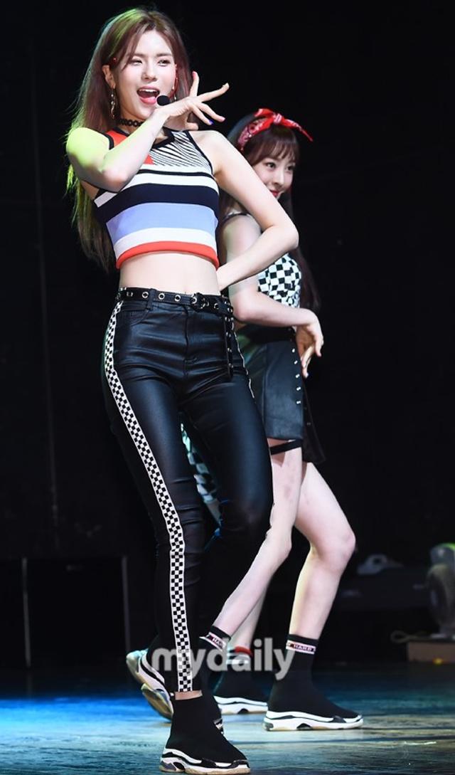 新浪娱乐讯 6月27日下午,韩国新人女团neonpunch在首尔举行了出道