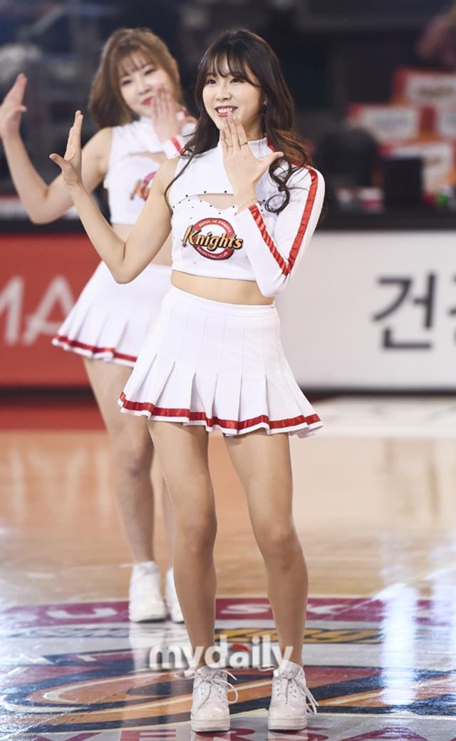 韩国篮球宝贝动感献舞 露纤腰青春活力