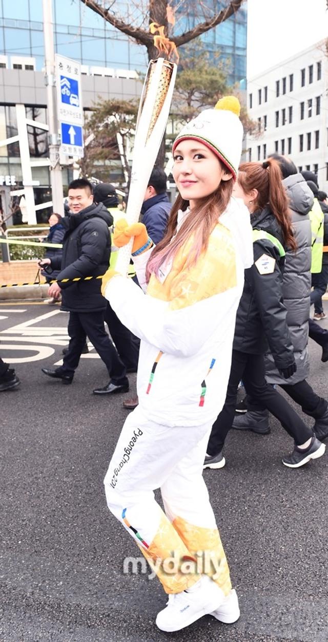 somi全昭弥传递冬奥会火炬 笑容甜美清纯_新浪图片