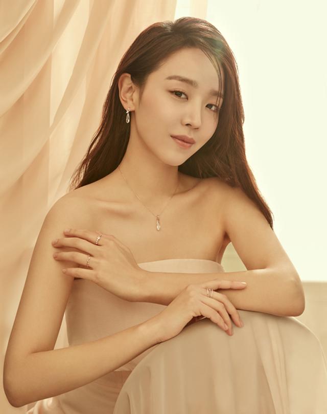 韩女星申惠善拍宣传写真 展温柔恬静魅力