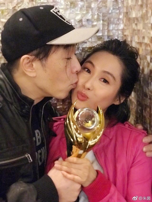 朱茵女儿cos白雪公主超开心 粉嫩可爱遗传妈妈