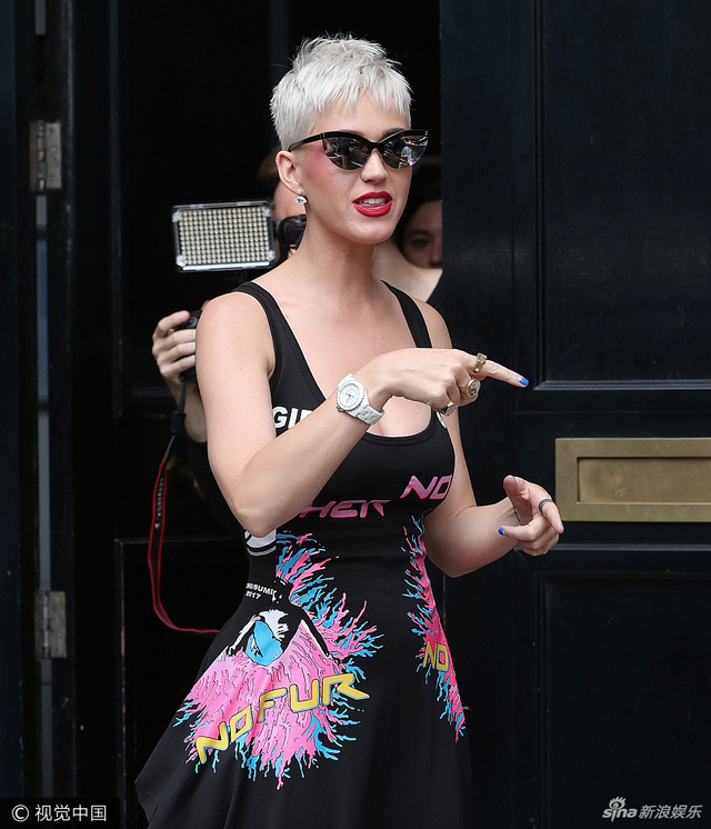 perry)现身街头,身穿低胸裙秀身材,指手划脚奉送表情包