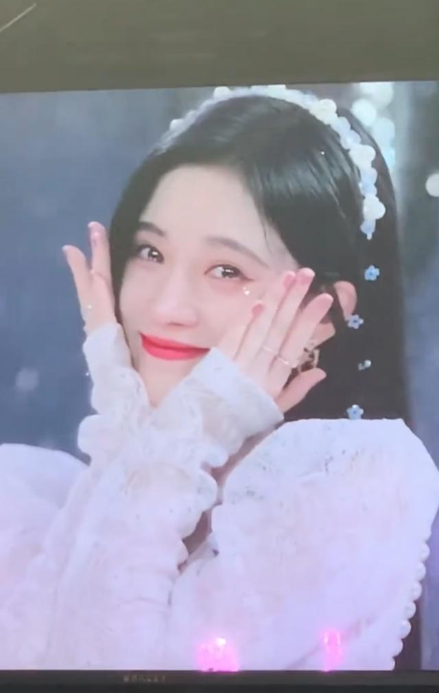 鞠婧祎分享美照记录日常 双眸放电害羞浅笑优雅似公主