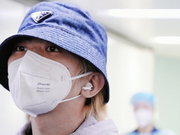 组图：蔡徐坤浙江卫视跨年出发机场路透 全身着牛仔霸气酷帅