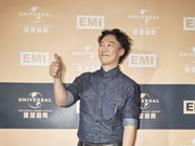 组图：陈奕迅晒庆功照夸赞合作精神 穿牛仔装比V笑容灿烂