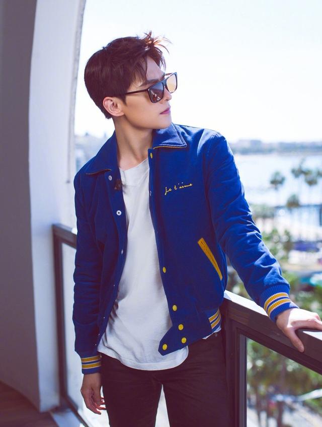 杨洋夹克 牛仔造型帅气露灿笑