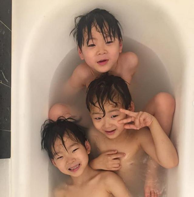 可爱！宋家三胞胎坐浴盆洗澡
