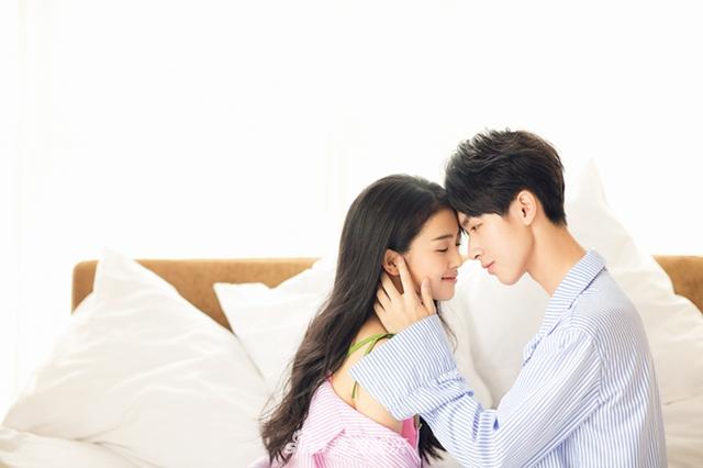 摘要:曝光的照片中,张逸杰白鹿身着情侣款睡衣,或相视而笑,或轻抚脸庞