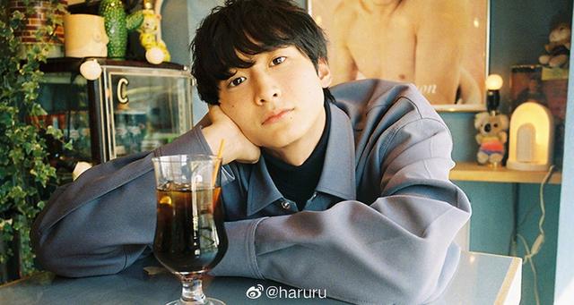 小关裕太最新写真照曝光 宠溺眼神男友感满盈
