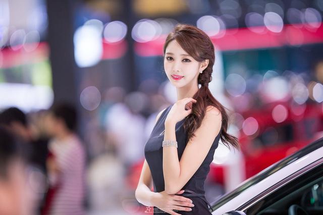 21 新浪娱乐讯 郑恩惠是韩国车模,曾惊艳亮相2016年首尔