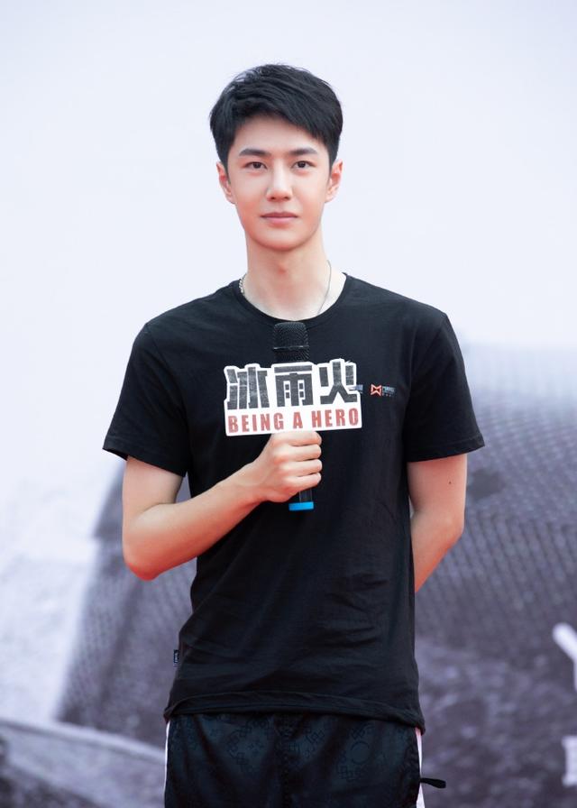 王一博亮相《冰雨火》开机仪式 警服造型曝光帅气难挡