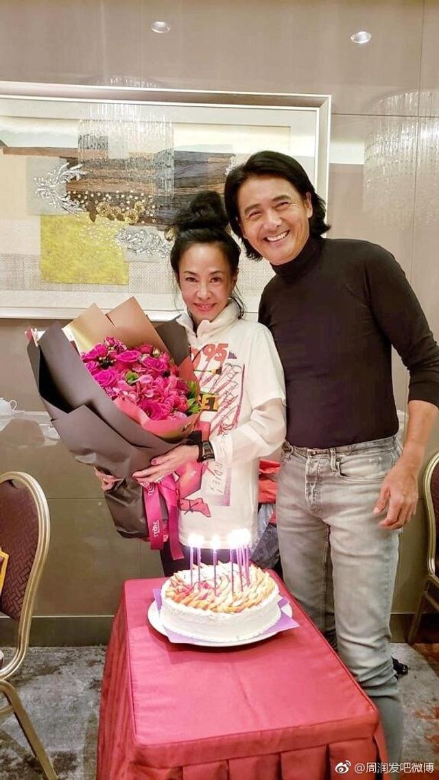 周润发办生日宴为老婆庆生 两人捧花合照灿笑超幸福