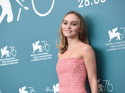 组图：《国王》“甜茶”客串摄影师 女友莉莉罗丝粉裙秀长腿