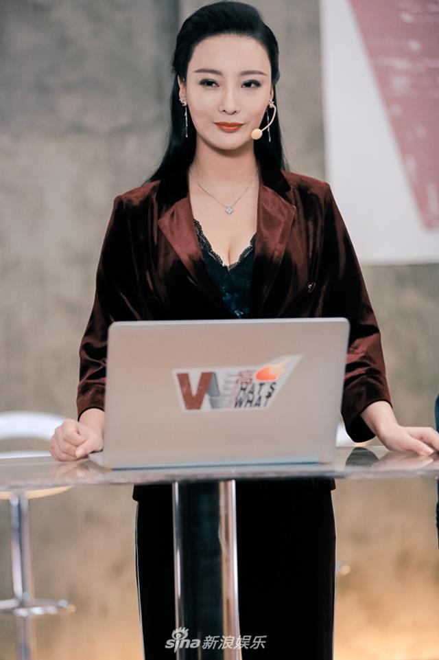 《人间规则》杀青 王李丹妮明眸朱唇散发女性优雅