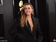 组图：麦莉亮相格莱美红毯俏皮眨眼 穿黑色西服秀迷人事业线