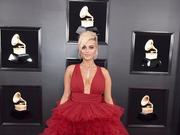 组图：碧碧-雷克萨拖地蛋糕裙亮相格莱美 手提裙摆仙气十足