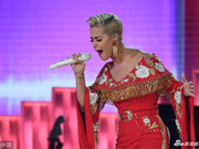 组图：水果姐激情献唱格莱美气场足 穿粉色刺绣服秀美肩