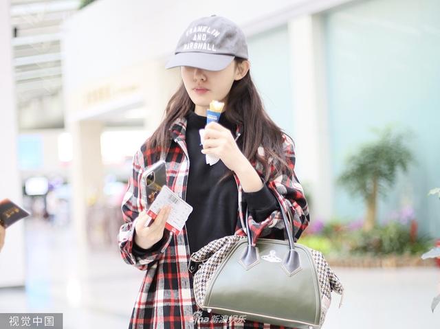 林允机场专心吃冰淇淋