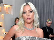 组图：格莱美红毯星光璀璨 Lady Gaga银裙亮相水果姐变