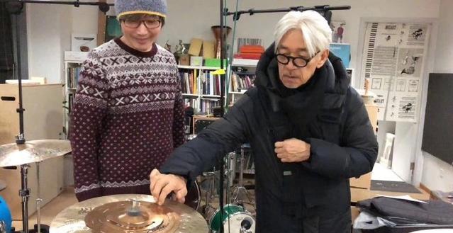 网友北京偶遇坂本龙一 现场演奏钢琴与粉丝亲切合影