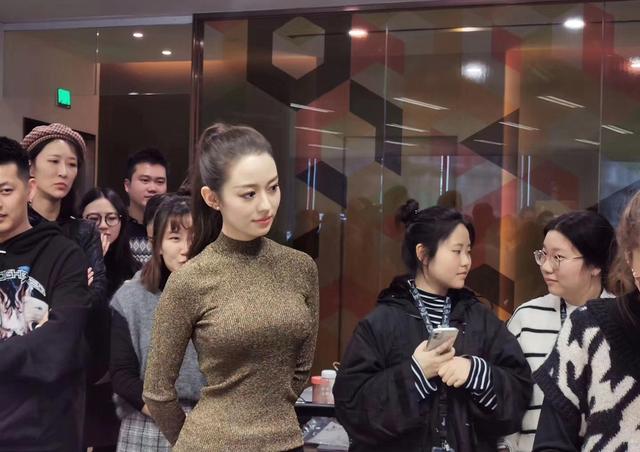 郎朗妻子吉娜空降新浪扫楼 梳高马尾弹琴生图好美