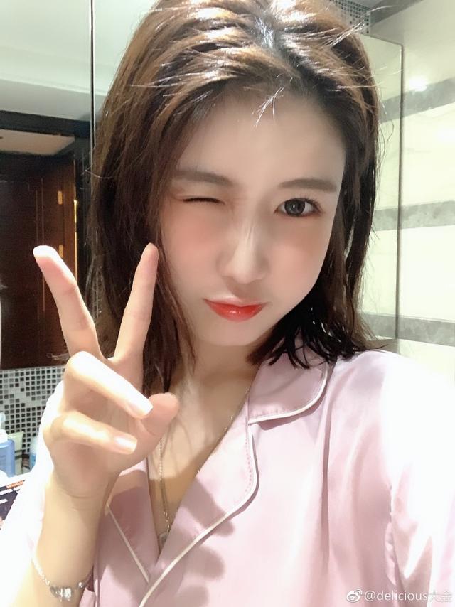 许凯网红前女友大金近照曝光 牵绳遛狗打扮甜美可人