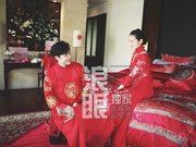 组图：甜蜜蜜！付辛博接亲环节身着红色礼服为爱妻穿鞋