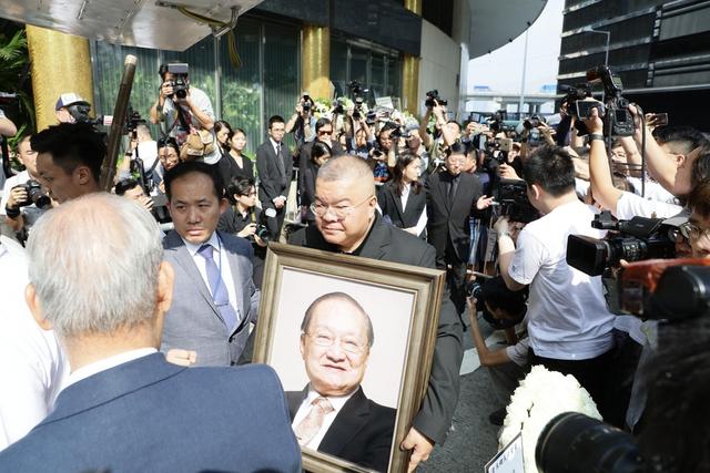 大侠一路走好!金庸先生今日香港出殡于宝莲寺火化