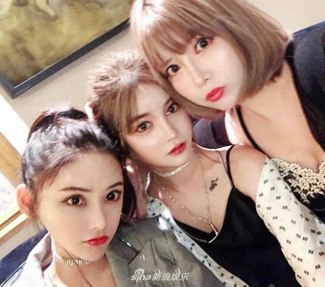 合影中各路美女网红更是难得齐齐亮相,相同的大眼小脸高鼻梁,仿佛