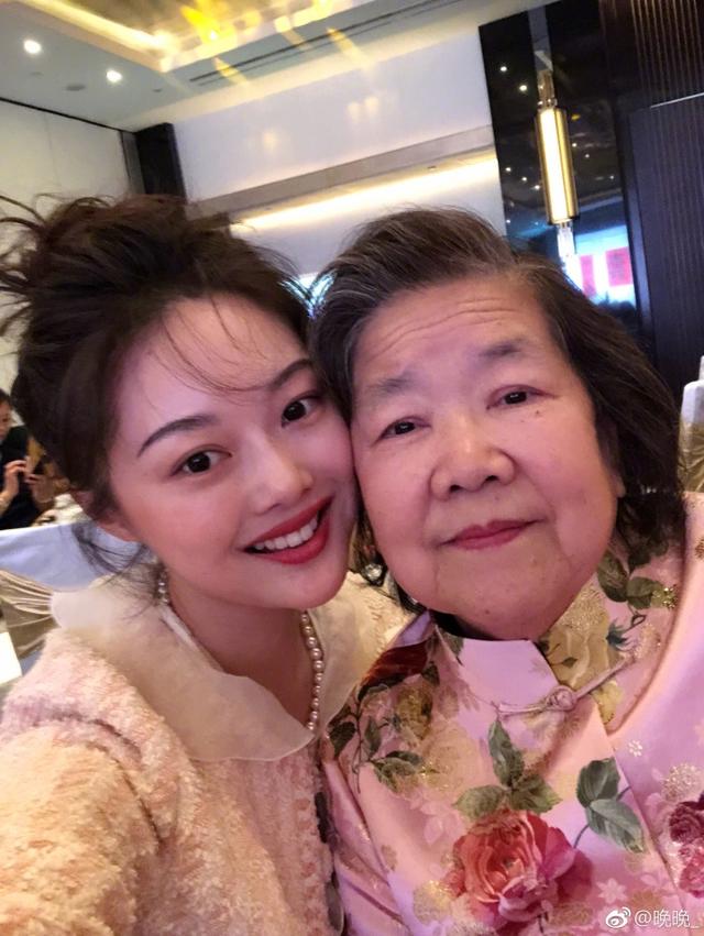 网红姐妹花齐为外婆庆生 晚晚与妹妹同框被批差别大