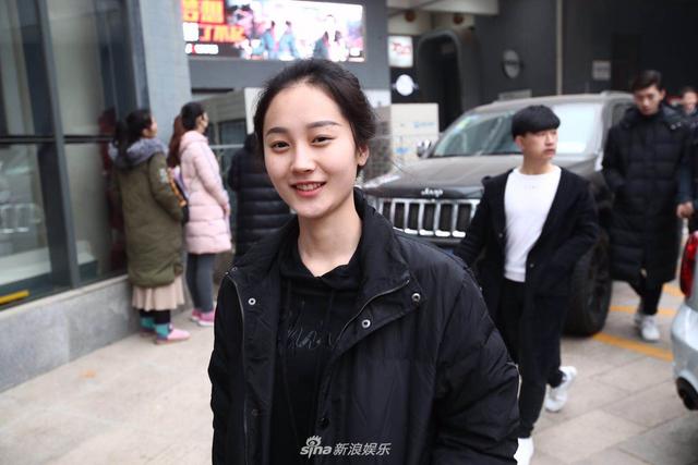 北电艺考开锣高颜值聚集 考生校园大方秀优美舞姿
