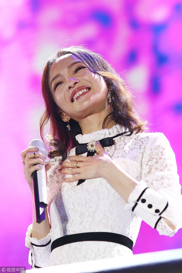 张韶涵懒理家丑开心商演