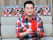 组图：沙溢穿花格纹衬衣做客新浪娱乐专访 内搭的红秋衣十分亮眼