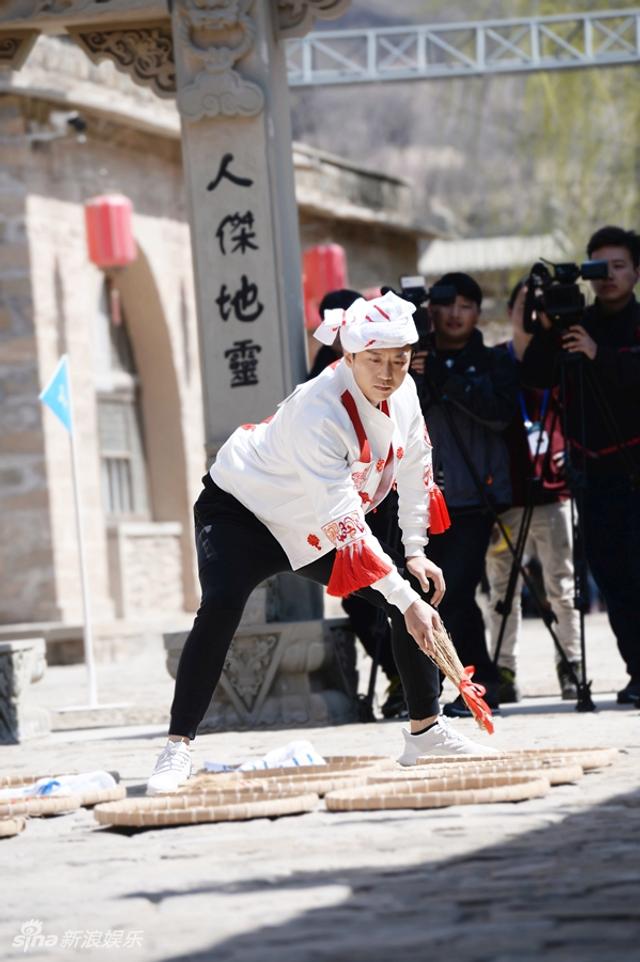 邓超沉浸在游戏中
