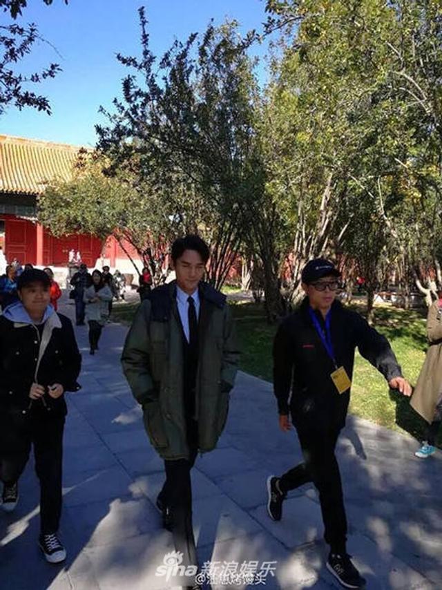 近日,演员王凯现身北京机场,身着灰色外套破洞牛仔裤,十分有型.