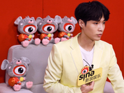 组图：张艺兴柠檬黄西装接受新浪娱乐专访 中分发型复古帅气