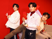 组图：李汶翰嘉羿何昶希做客新浪娱乐专访 称体重画画剪纸欢乐足